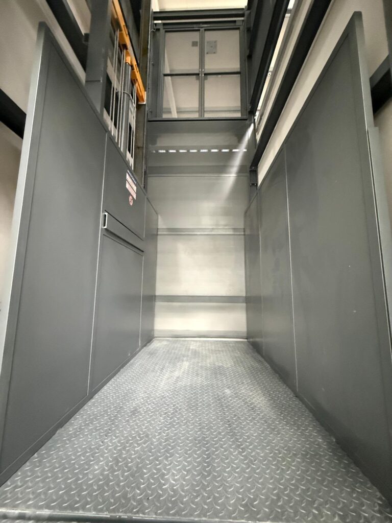Monta-cargas-industrial-de-1000kg-Braga